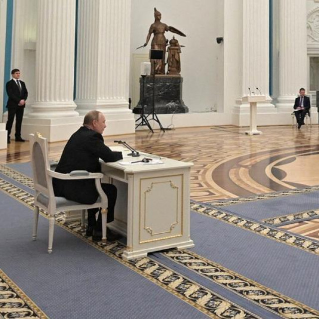 Vladimir Putin s članovima ruskog Vijeća sigurnosti u Kremlju, 21. veljače ove godine
