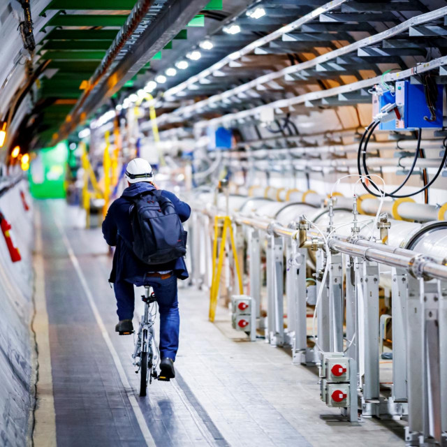 Veliki hadronski sudarivač (LHC) dugačak je 28 kilometara i nalazi se ispod granice između Francusku i Švicarske.