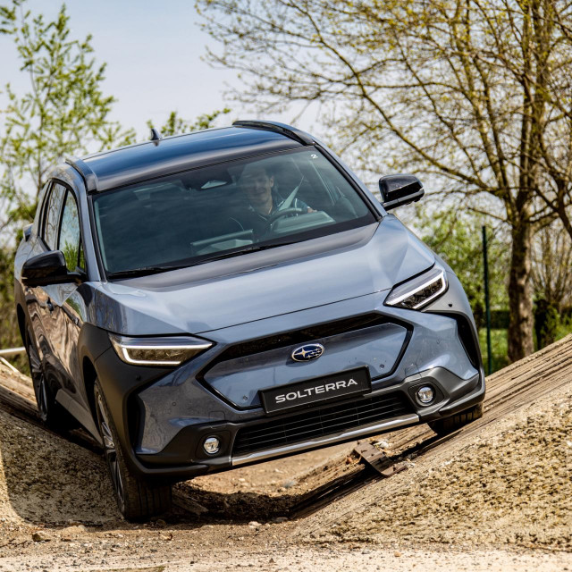 Solterra se od Toyote bZ4X razlikuje samo po šesterokutnoj prednjoj masci i stražnjim svjetlima kao na crossoveru XV