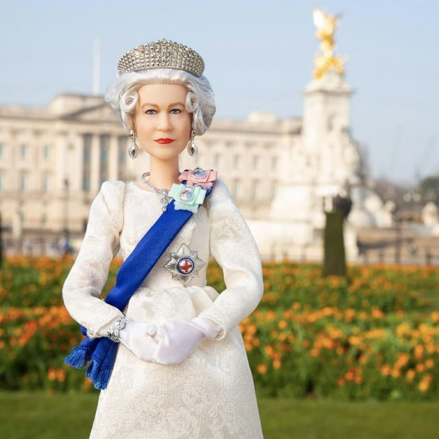 Kraljica Elizabeta dobila je vlastitu Barbie lutku
