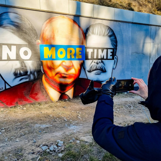 Mural koji Putina prikazuje u društvu Hitlera i Staljina