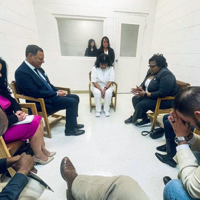 Melissa Lucio (u sredini) tijekom molitve