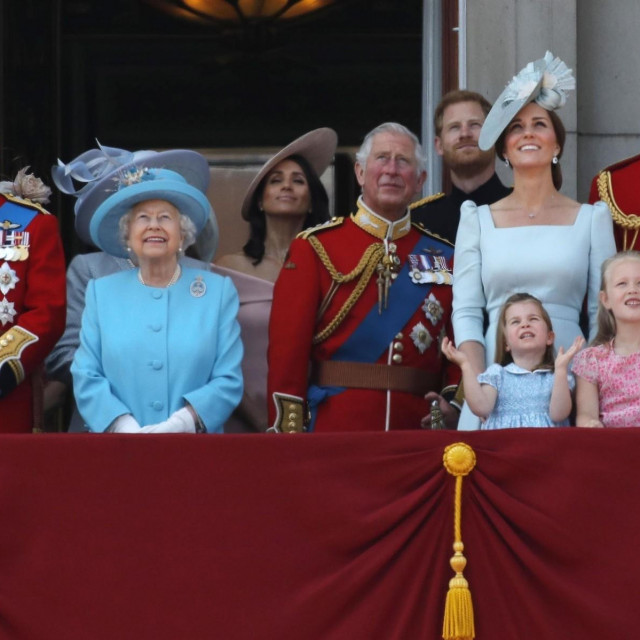 Princeza Anne, princeza Beatrice, princ Andrew, Camilla, vojvotkinja Cornwalla, kraljica Elizabeta II., princ Charles, Meghan, vojvotkinja od Sussexa, princ Harry, Kate Middleton, vojvotkinja od Cambridgea, prince William, princeza Charlotte i princ George na balkonu Buckinghamske palače