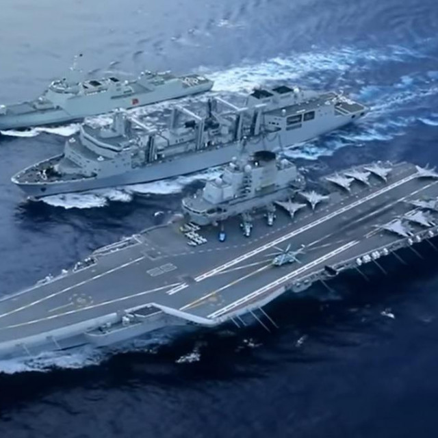 Kineski nosač aviona i drugi ratni brodovi