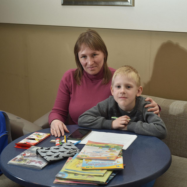 Sedmogodišnji Artem iz Myrnohrada u Donjeckoj oblasti živi u hotelu Macola i učenik je OŠ ”Dr. Franjo Tuđman” u Korenici. Na pitanje kako mu je u školi odgovara: ”Odlično!”
