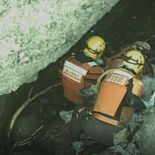 Spašavatelji u potrazi za preživjelima