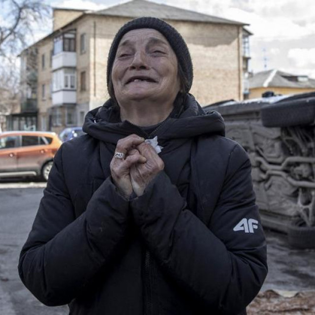 Žena plače u Buči