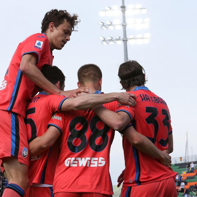 Pašalić u slavlju sa suigračima