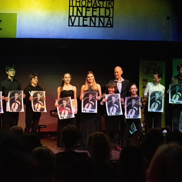 Nagrađeni mladi čelisti sa svojim mentorima 