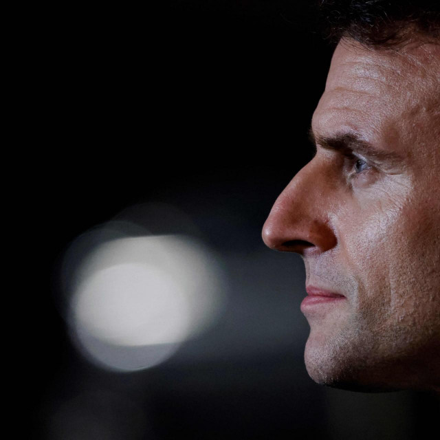 Po dolasku na vlast Macron je stajao na ruševinama tradicionalnih francuskih stranaka. Zaposjeo je centar političkog spektra, gotovo bez ikakve ideologije