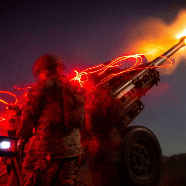 Američki vojnici pucaju iz M777 haubice od 155 mm; prizor iz Harkiva; ukrajinski tenk T-72; prizor iz Buče