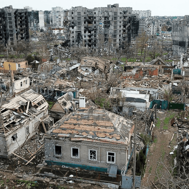 Uništeni Mariupolj; ljudi u Odesi; zgrada u Odesi koju je pogodio ruski projektil