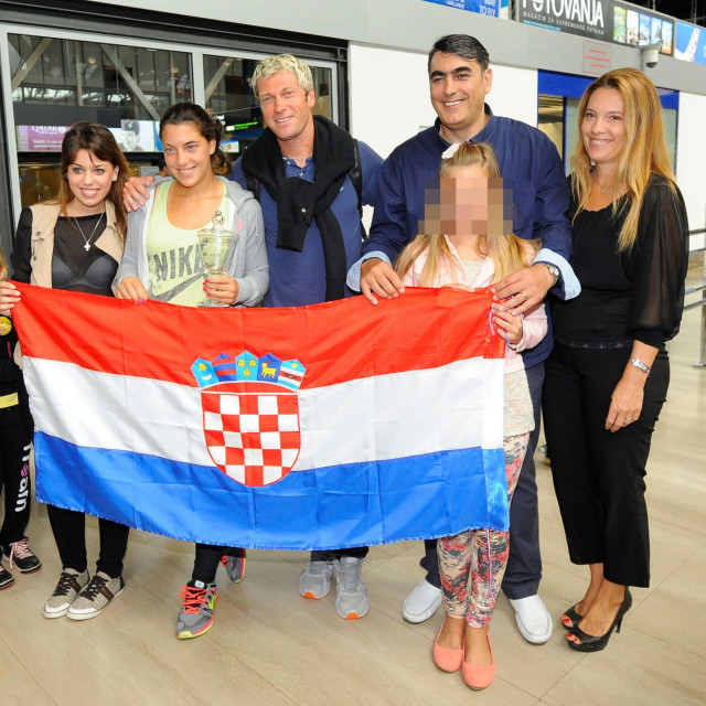 Povratak Ane Konjuh u Zagreb nakon osvajanja juniorskog US Opena 2013. godine. Na fotografiji: Antonia Konjuh, Ana Konjuh, Kristijan Schneider, Mario Konjuh, Antea Konjuh, Iris Konjuh.
