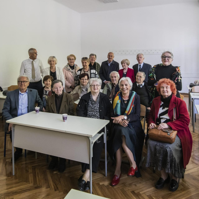 Operna pjevačica Dunja Vejzović s bivšim kolegama iz razreda slavi 60 godina mature u Križanićevoj gimnaziji