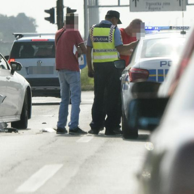 Ilustracija (lijevo); razbijeni retrovizor na vozilu 67-godišnjakinje (desno)