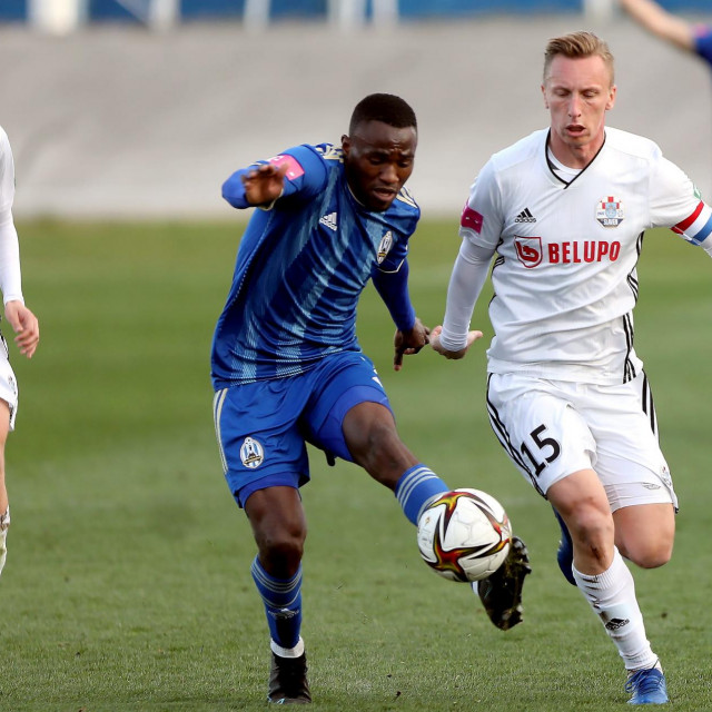 Ibrahim Aliyu (u plavom dresu)