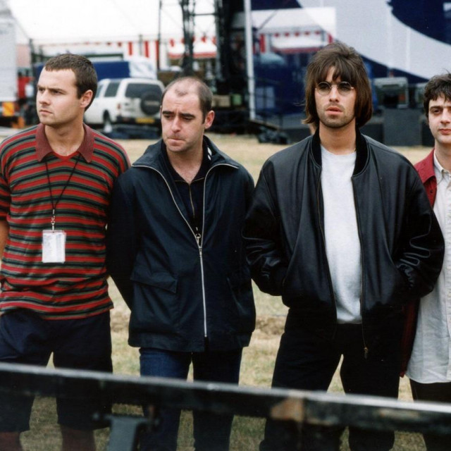 S lijeva na desno: Alan White, Paul ”Bonehead” Arthurs, Liam Gallagher, Paul ”Guigsy” McGuigan i Noel Gallagher