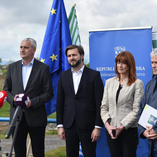 
Na fotografiji: Damir Mandić, Tomislav Ćorić, Martina Furdek Hajdin i Zoran Đuroković