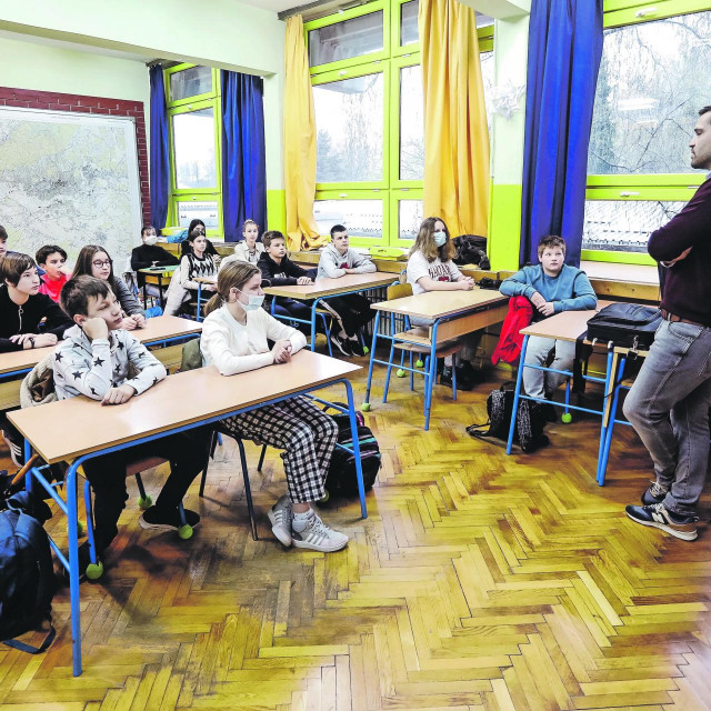 Zaposleni u prosvjeti i visokom obrazovanju čine najveći dio od ukupno 176.000 zaposlenika u javnim službama