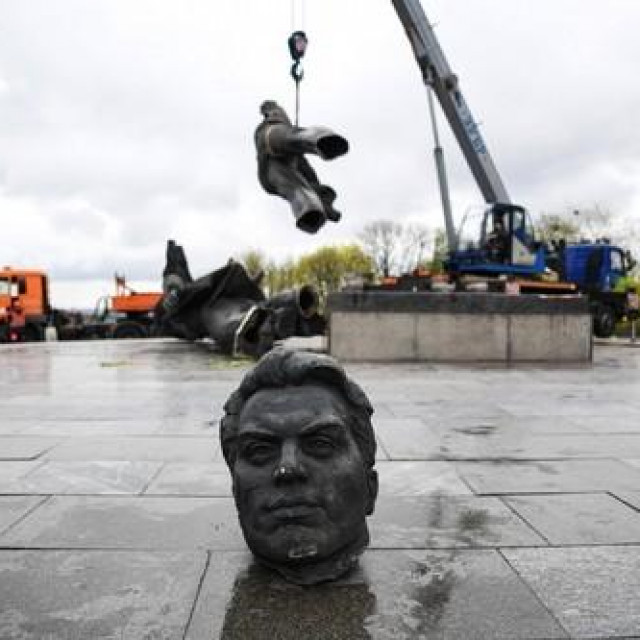 Radnici demontiraju spomenik Sovjetskog Saveza koji simbolizira ukrajinsko-rusko prijateljstvo zbog nastavka ruske invazije na Ukrajinu.