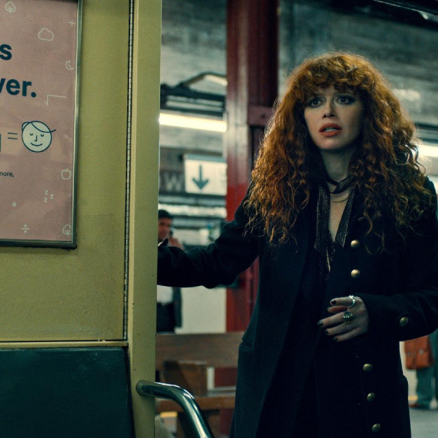Natasha Lyonne u vlaku broj 6622 njujorške podzemne željeznice na putu za Astoriju