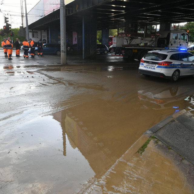 Puknuće cijevi u Zagrebu na jednom od najprometnijih križanja