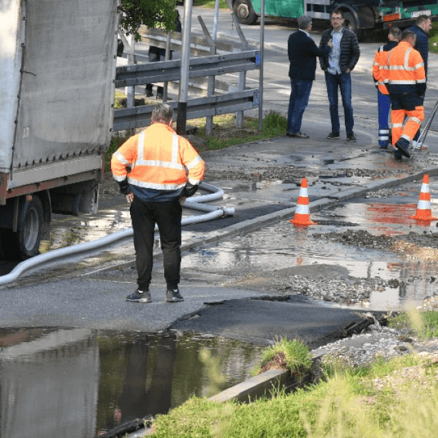 Puknuće cijevi u Zagrebu izazvalo prometni kolaps