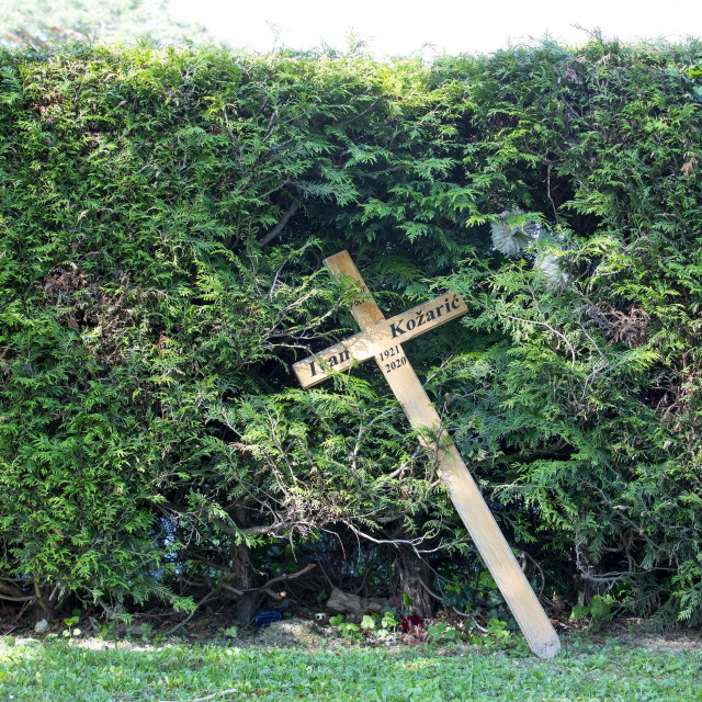 Drveni križ s groba Ivana Kožarića