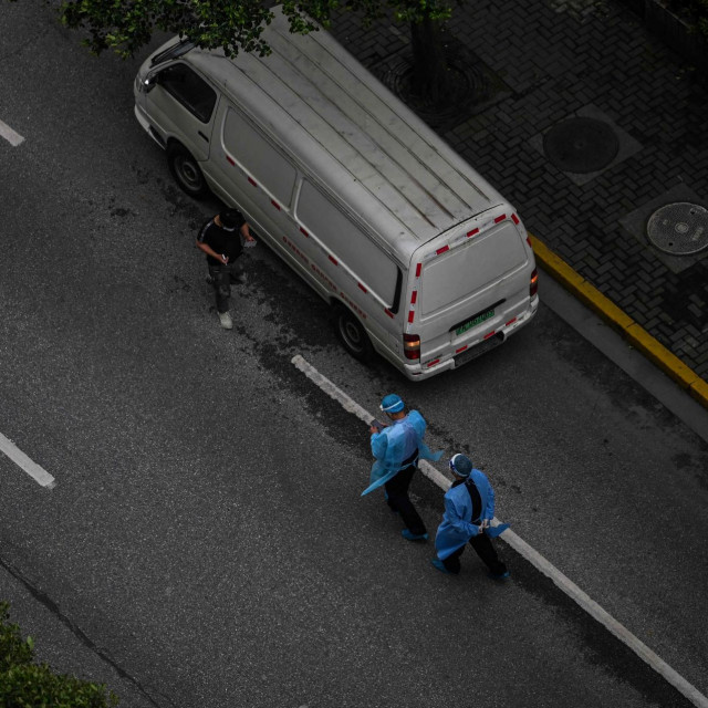 Neki građani, koji su bili zatvoreni u kući više od mjesec dana, bijesni i ogorčeni, bore se kako da nabave hranu