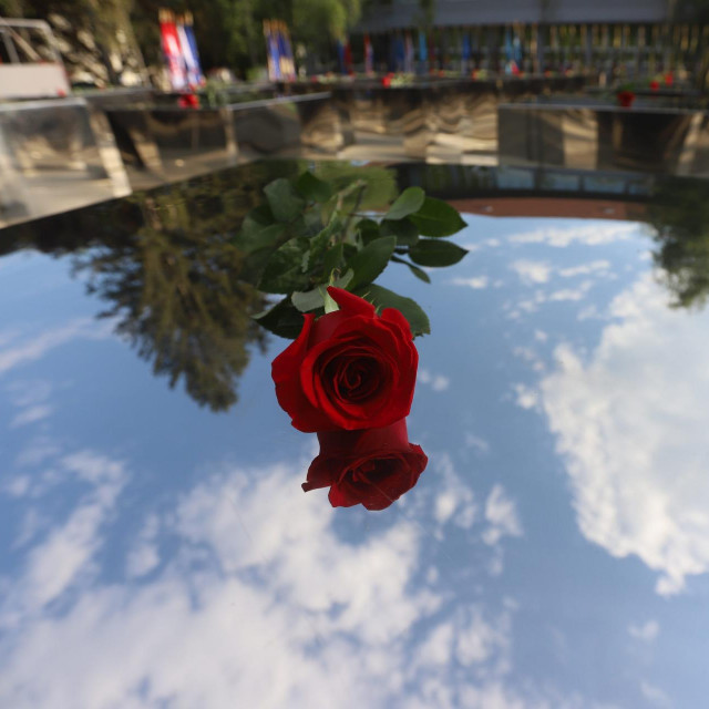 Vijence su kod spomenika Kristalne kocke vedrine položili predstavnici obitelji poginulih branitelja, državna i vojna izaslanstva te predstavnici braniteljskih udruga