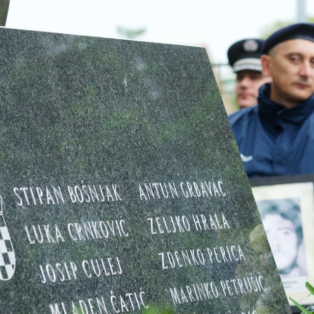 Imena poginulih policajaca na spomeniku u Borovu.
 