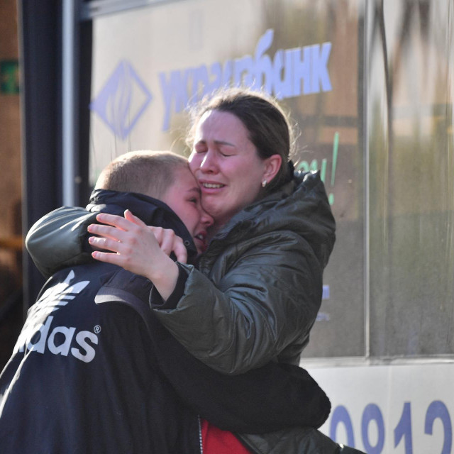 Izbjeglice iz Mariupolja u selu Bezimene

 