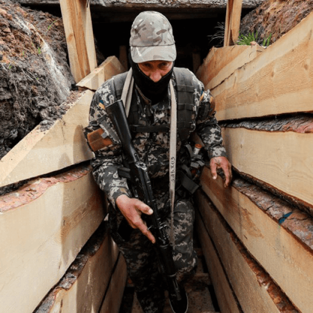 Ukrajinski vojnik u okolici Harkiva; uništeni tenk pokraj Kijeva; starija žena koja je iz Mariupolja evakuirana u Zaporižje