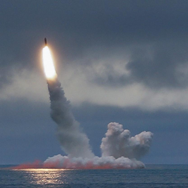 Lansiranje balističkog projektila Bulava, koji može nositi nuklearnu bojnu glavu, s nuklearne podmornice klase Borei