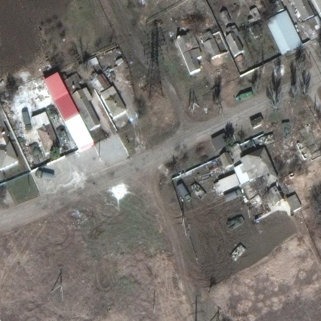 Satelitska snimka kompanije Maxar Technologies pokazuje tenkove i druga oklopna vozila kako se 'skrivaju' iza kuća u mjestu Kalinivka pokraj Mariupolja (snimka od 29. ožujka 2022.)