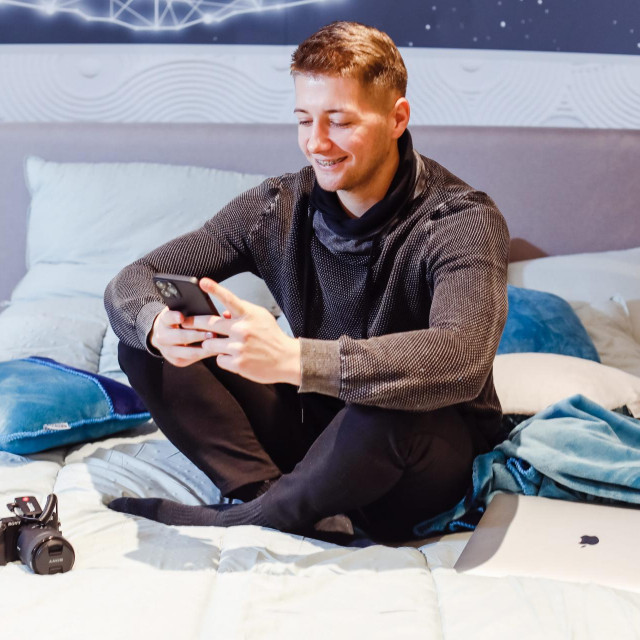 Poznati hrvatski Tik Toker udobno se smjestio na krevetu Dolce