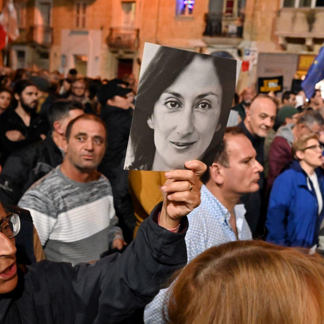 Daphne Caruana Galizia bila je malteška novinarka, blogerica i antikorupcijska aktivistica