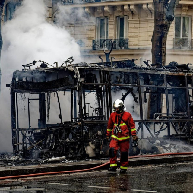 Ostaci električnog autobusa