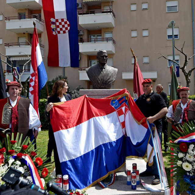 Otkrivanje spomenika Gojku Šušku

 