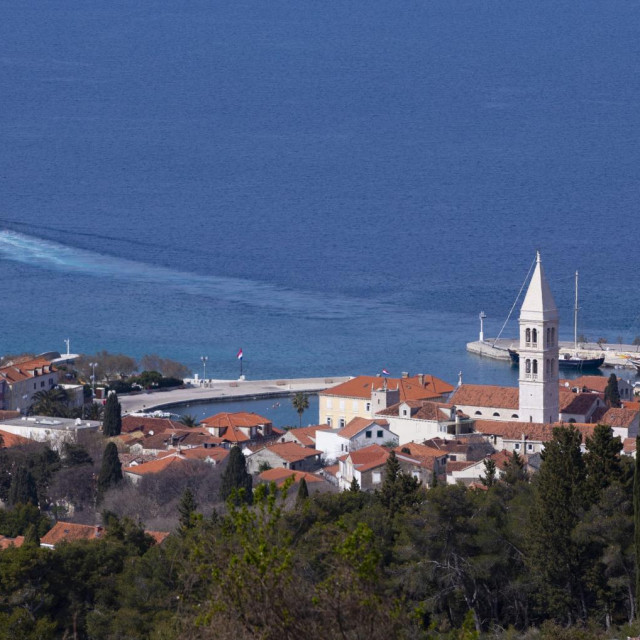 Panorama grada Supetra