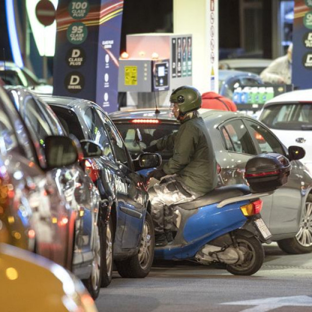 Gužva na benzinskoj postaji