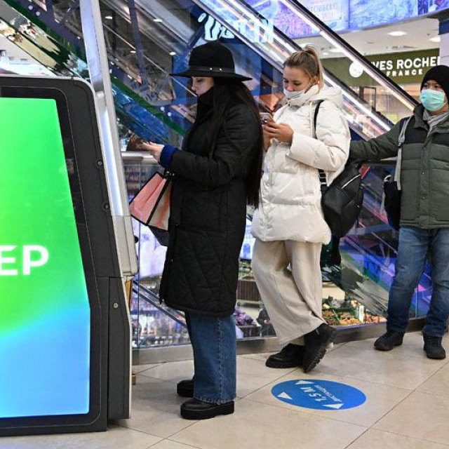 Red na bankomatu Sberbanke