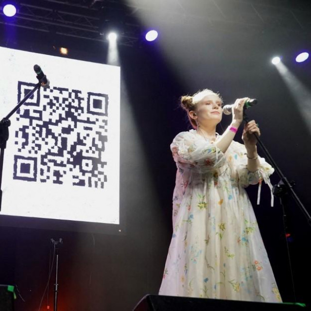 Monetočka na antiratnom koncertu u Varšavi u travnju 2022.