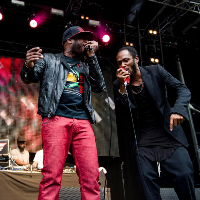 Talib Kweli i Yasiin Bey tijekom nastupa u Londonu 2015. godine