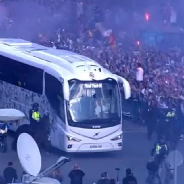 Doček autobusa s igračima Reala