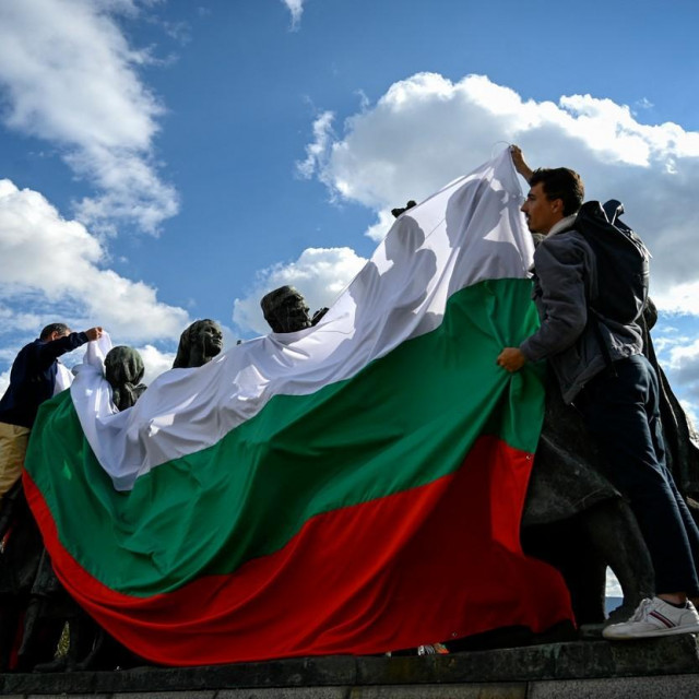 Aktivisti su pokušali prekriti spomenik ukrajinskim i bugarskim zastavama