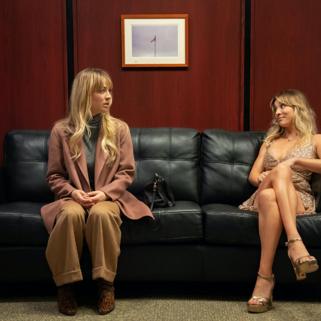 Dobra Cassie u razgovoru s lošom Cassie u drugoj sezoni ”Stjuardese” na HBO Maxu