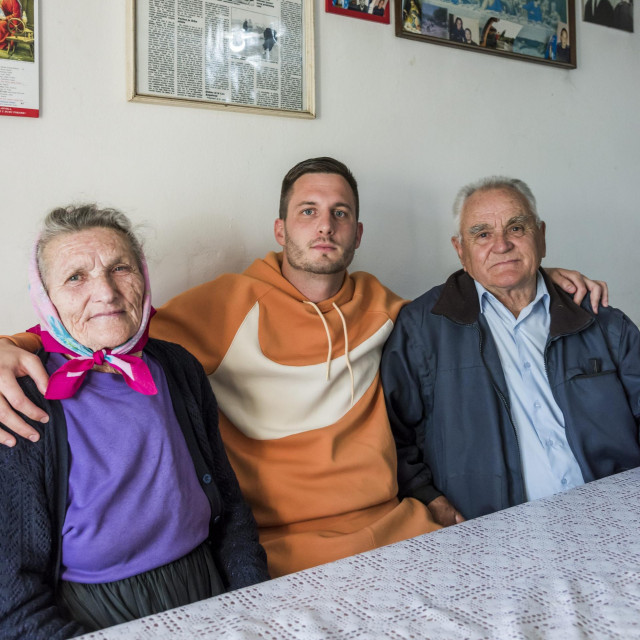 Lovre Rogić s roditeljima