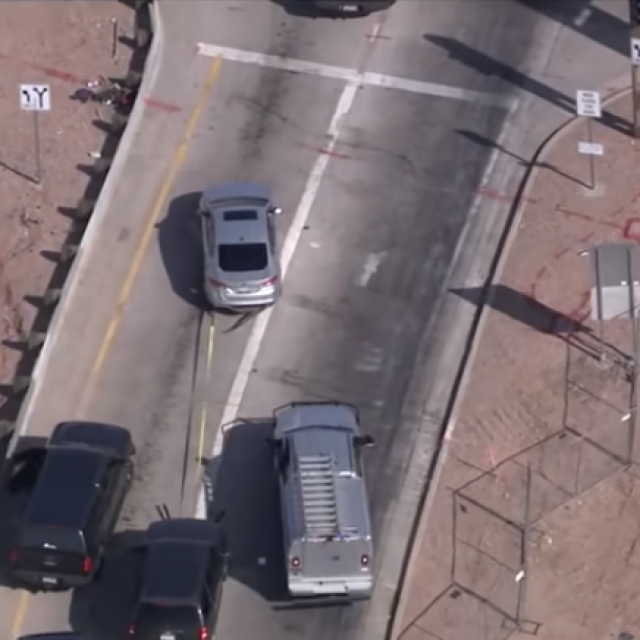 Policija hvataljkama zaustavlja automobil osumnjičenika