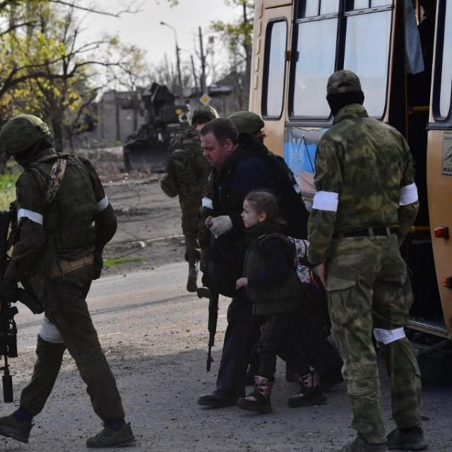 Autobus s civilima iz Azovstala napušta Mariupolj